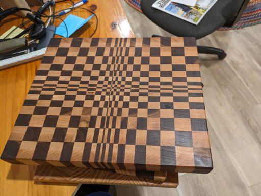 Optical-illusion cutting board